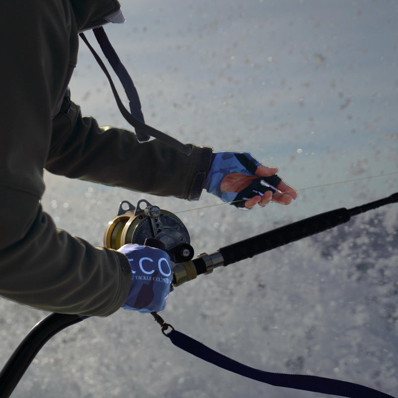 Lifestyle picture fishing with Solago Sun Gloves in Blue Camo