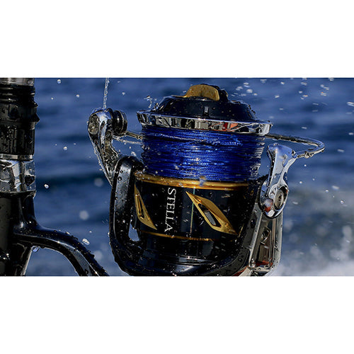 Stella reel with blue braid, on rod and water splash